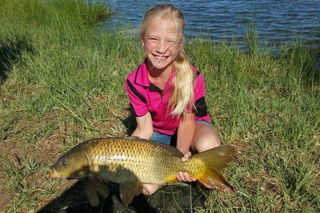 JohandrÃ© (9) met haar 4.36kg karp